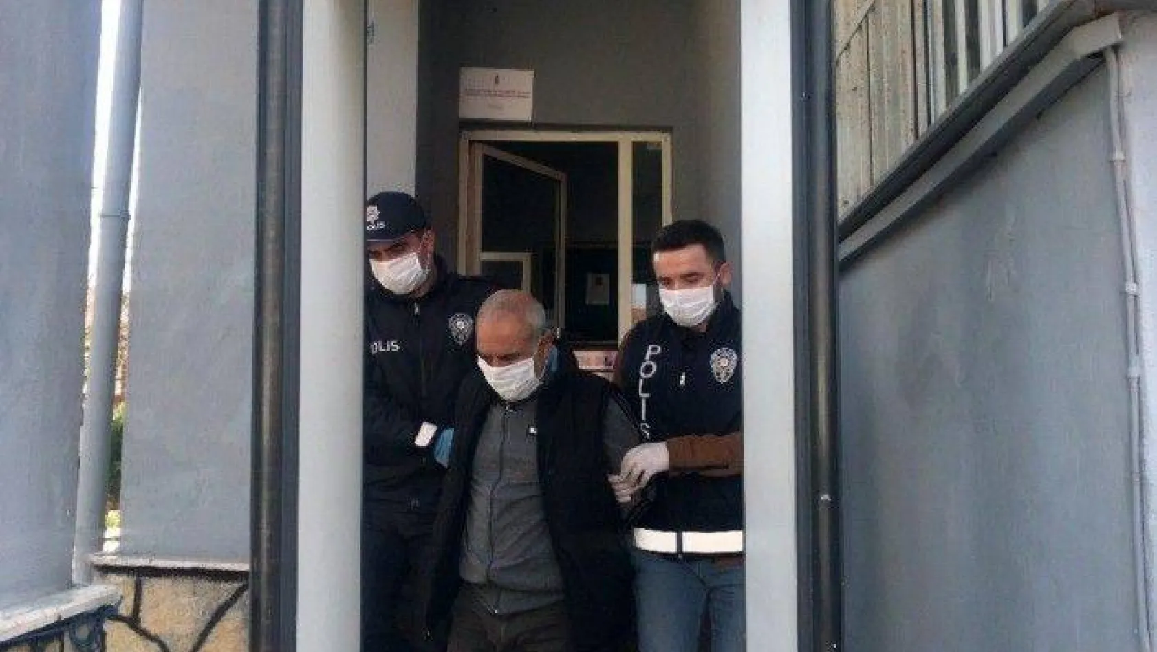 (Özel) İstanbul'da yaşlı adamı kolonya uzatarak gasp eden şahsa adli kontrol