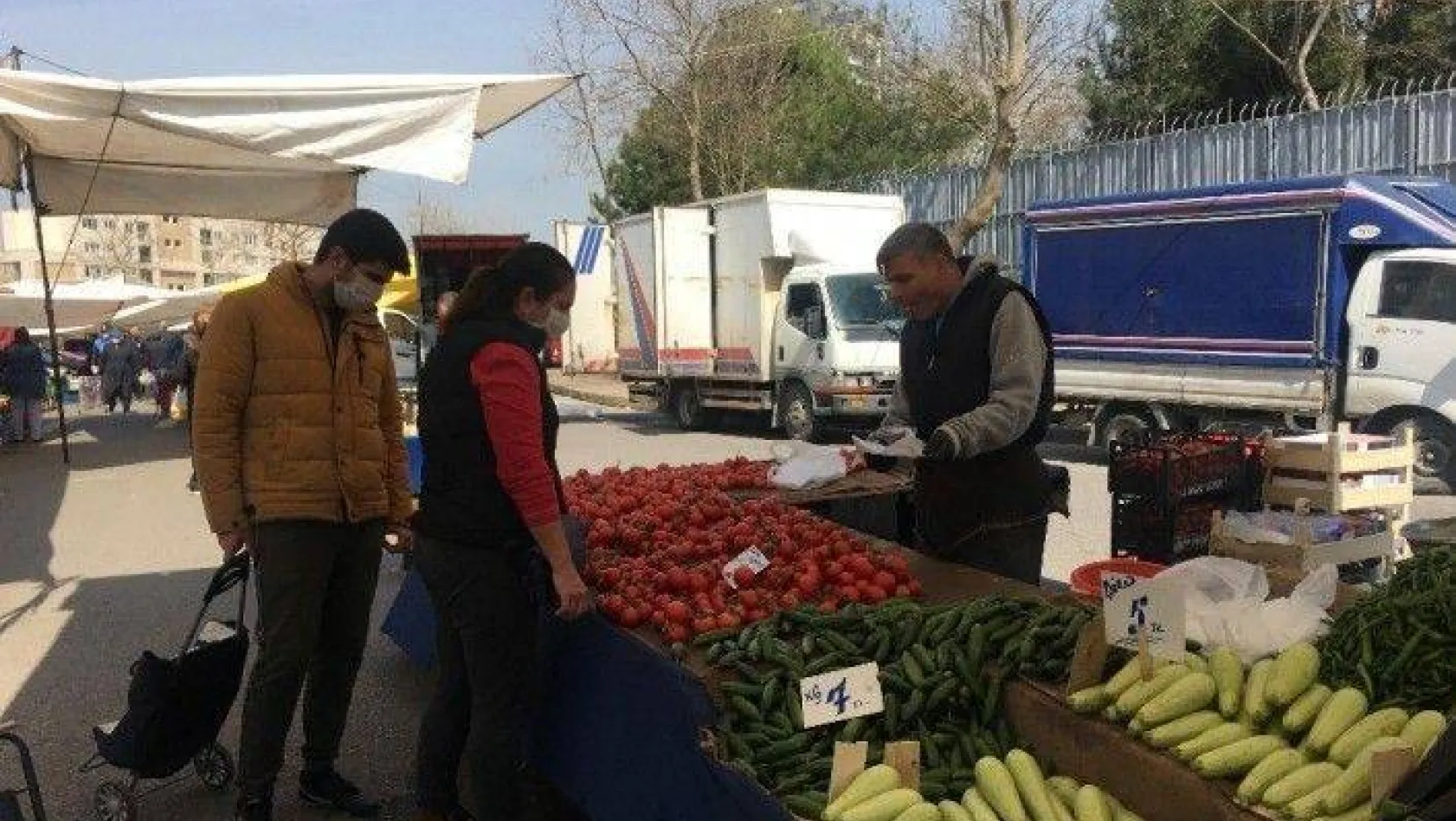 Pazarda seçmece yasaklandı, yiyecekleri pazarcılar poşetledi