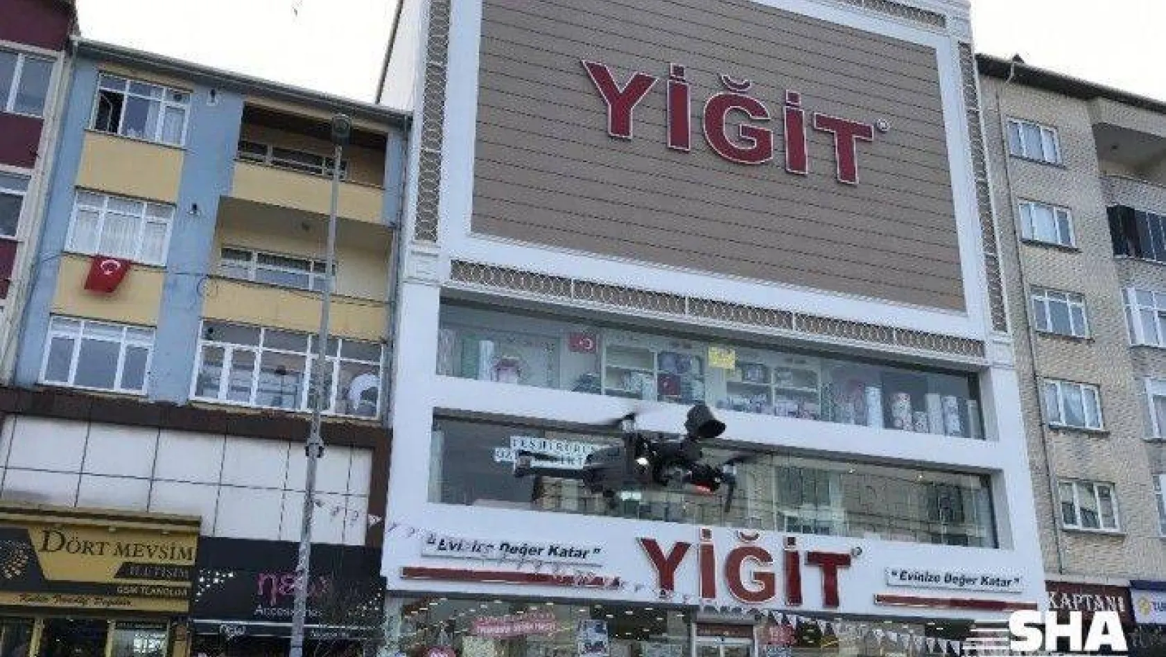 Polis, kent meydanındaki vatandaşları drone ile uyardı