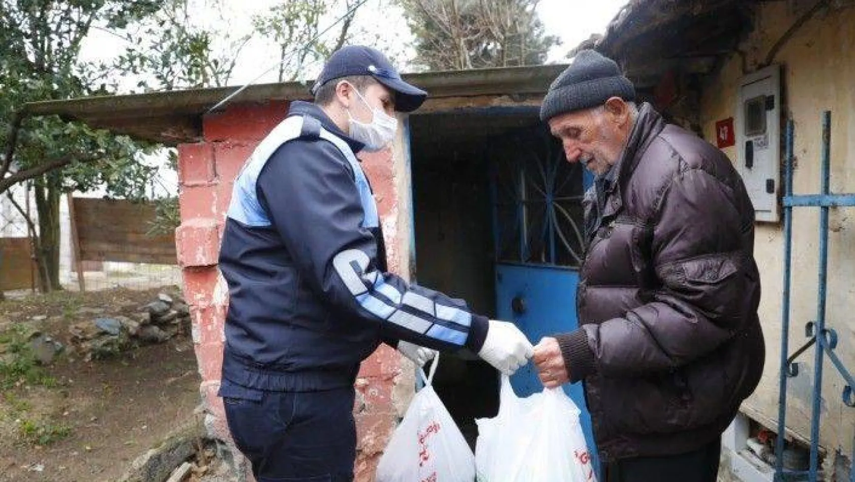 Sultangazi Belediyesi, 65 yaş ve üstü komşularına sıcak yemek dağıtıyor