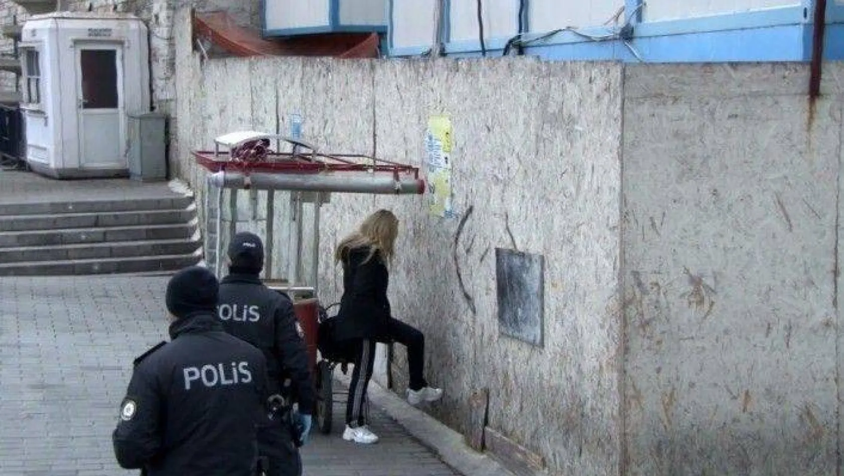 Taksim'de hastaneden kaçan korona virüs şüphelisi genç kız, polisi alarma geçirdi