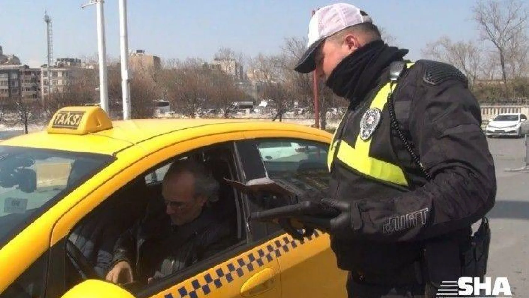 Taksim'de ticari taksi ve otobüslere uygulama