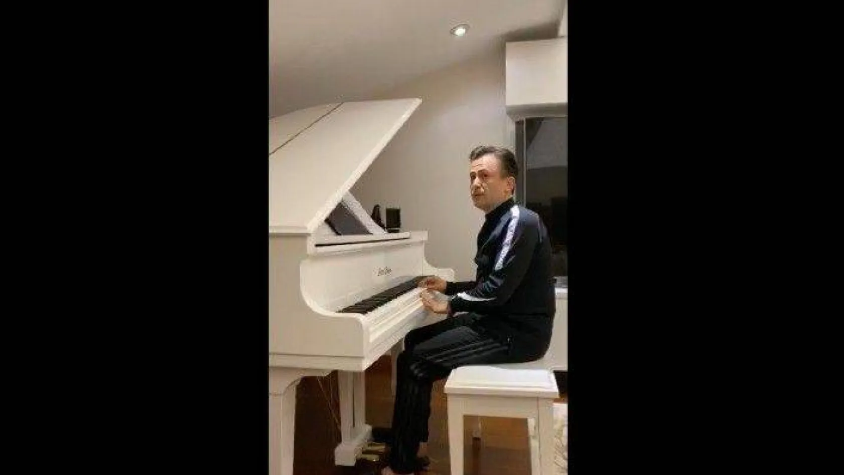 Tuzla Belediye Başkanı Yazıcı, canlı yayında piyano çaldı