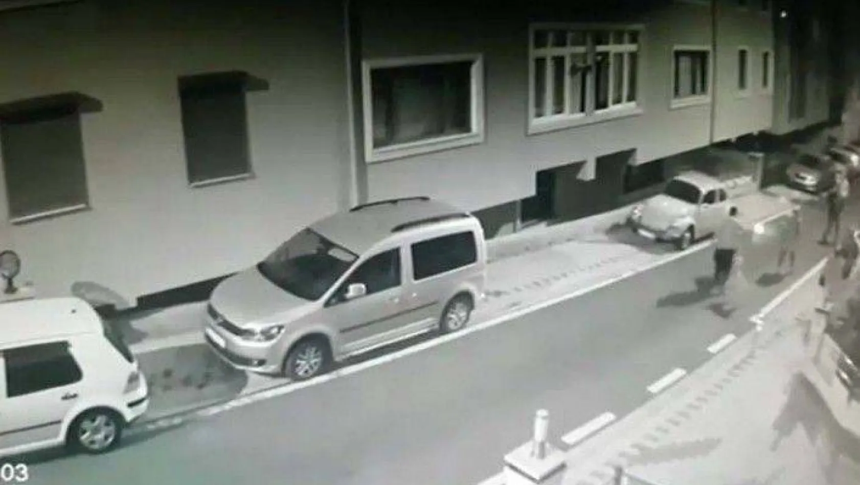 Üsküdar'da silahla dehşet saçan şahıs kamerada