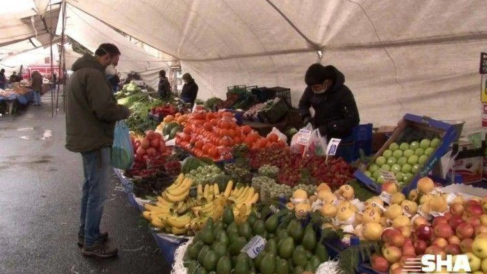 Bakırköy pazarında korona virüs tedbirlerine uyuluyor
