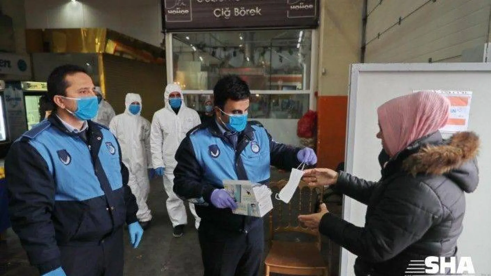 Başakşehir Belediyesi, semt pazarlarında ücretsiz maske dağıttı