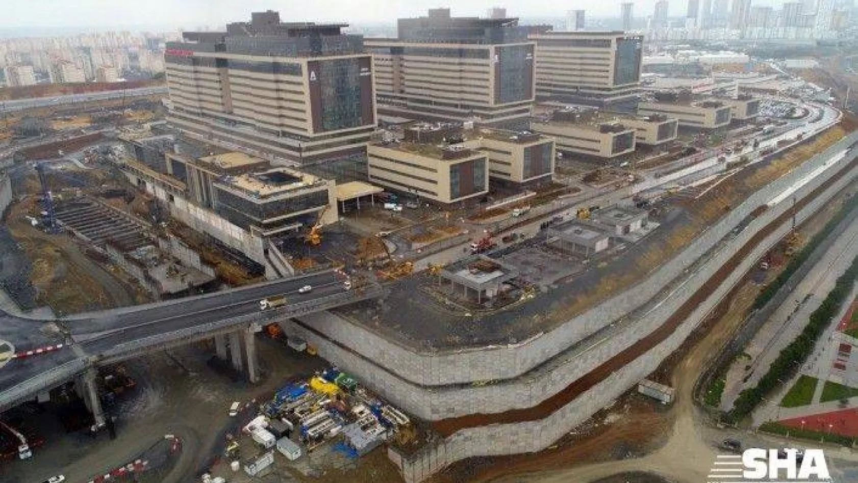 Başakşehir İkitelli Şehir Hastanesi'nin yollarının yapımına başladı