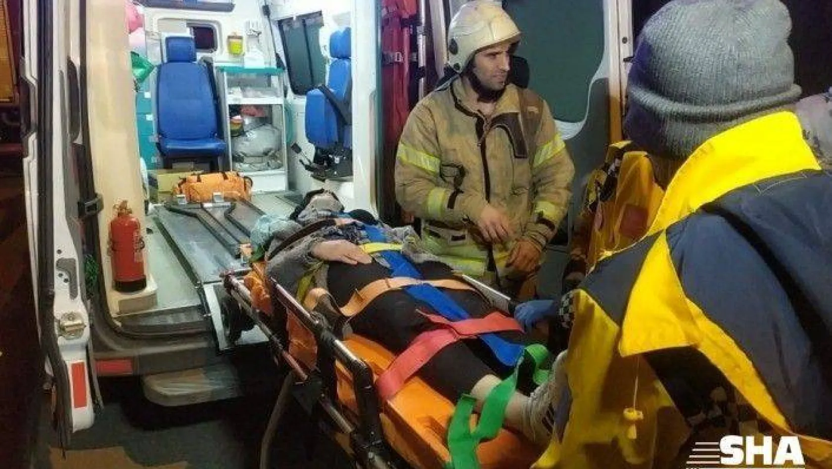 Başakşehir'de hafif ticari araç ile çarpışan otomobil takla attı: 3 yaralı