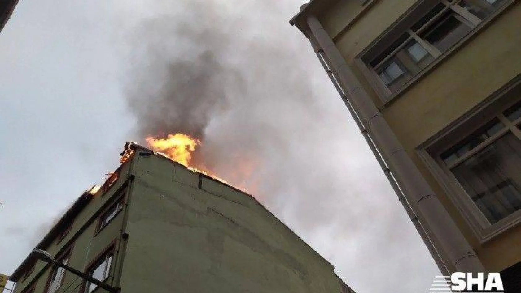 Beyoğlu'nda 5 katlı otelin çatısı alevlere teslim oldu