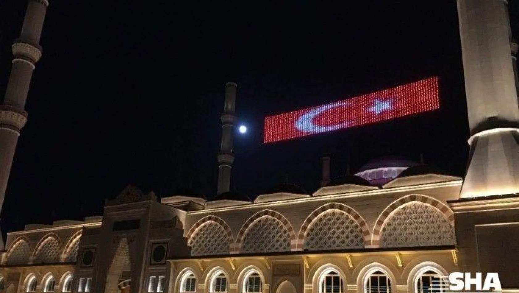Çamlıca Camii'nde 'Evde Kal Türkiyem' mahyası