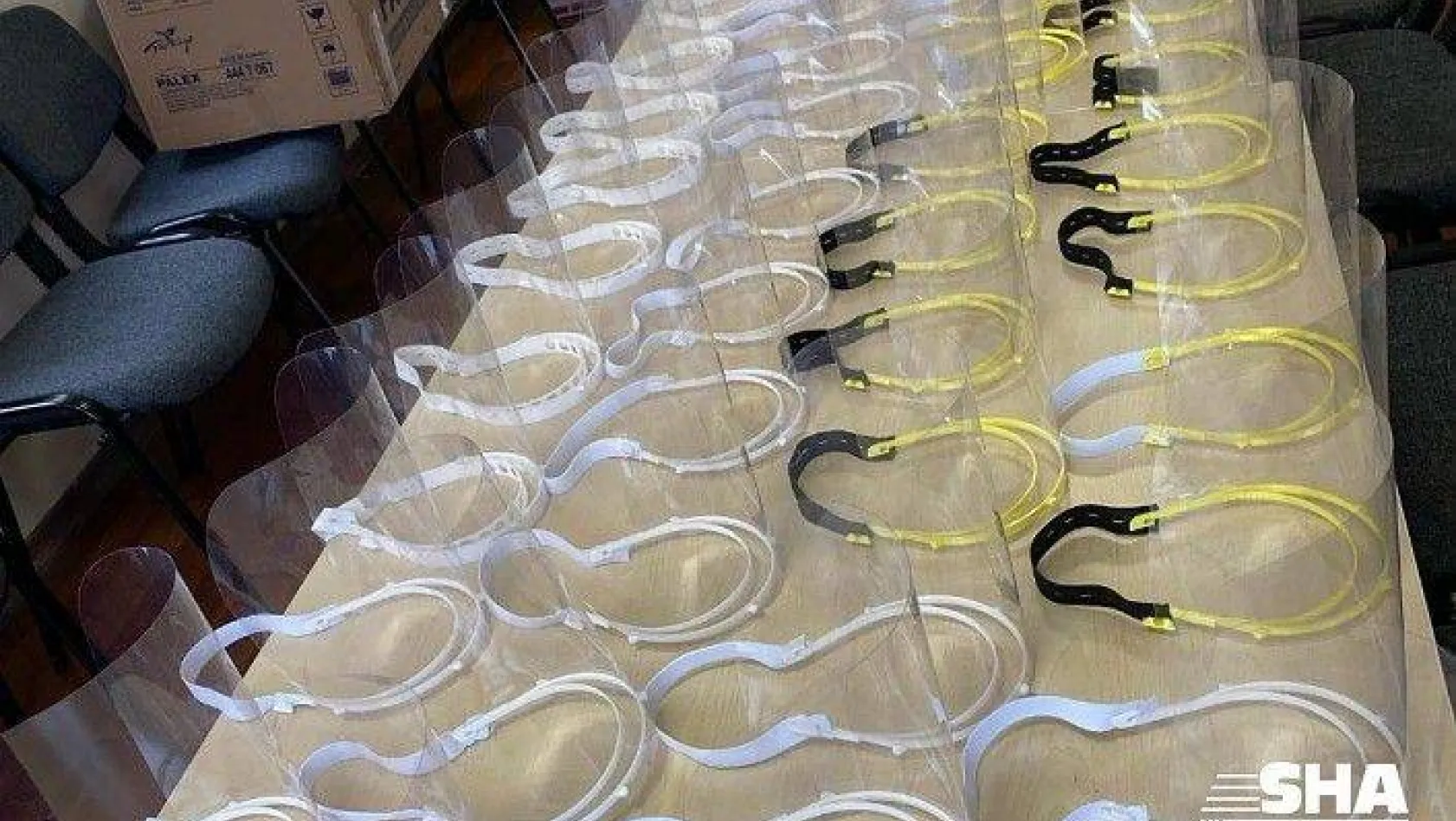 Ertuğrul Gazi Ortaokulu ürettiği 110 adet maskeyi teslim etti
