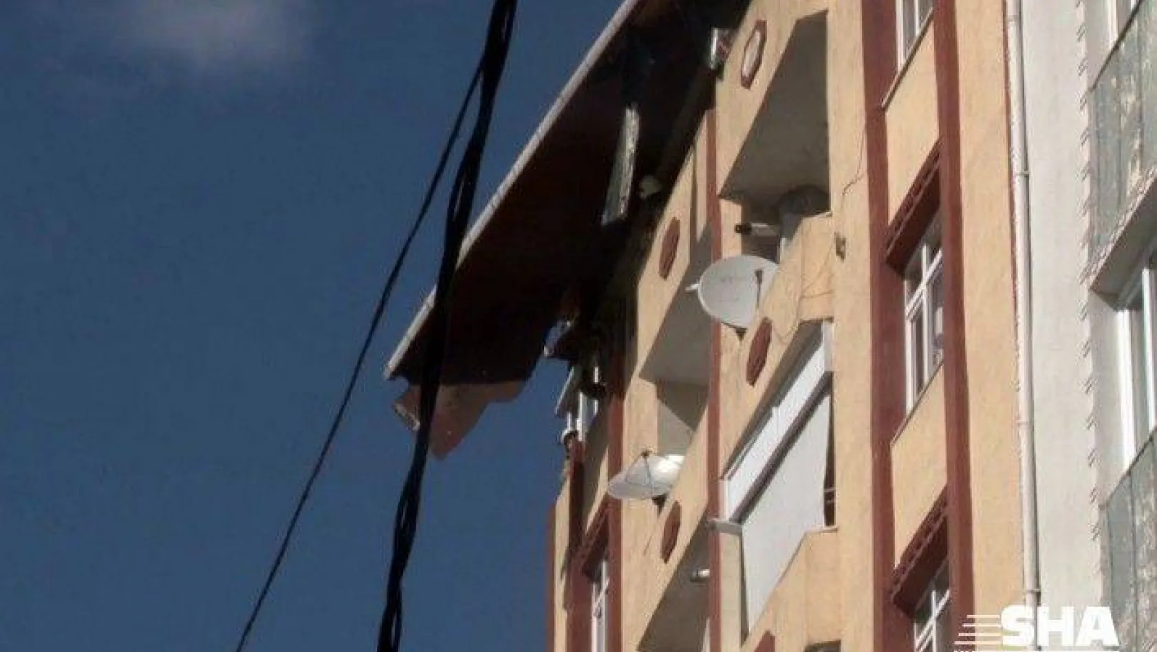 Esenler'de şiddetli rüzgar nedeniyle binanın çatısı kaydı