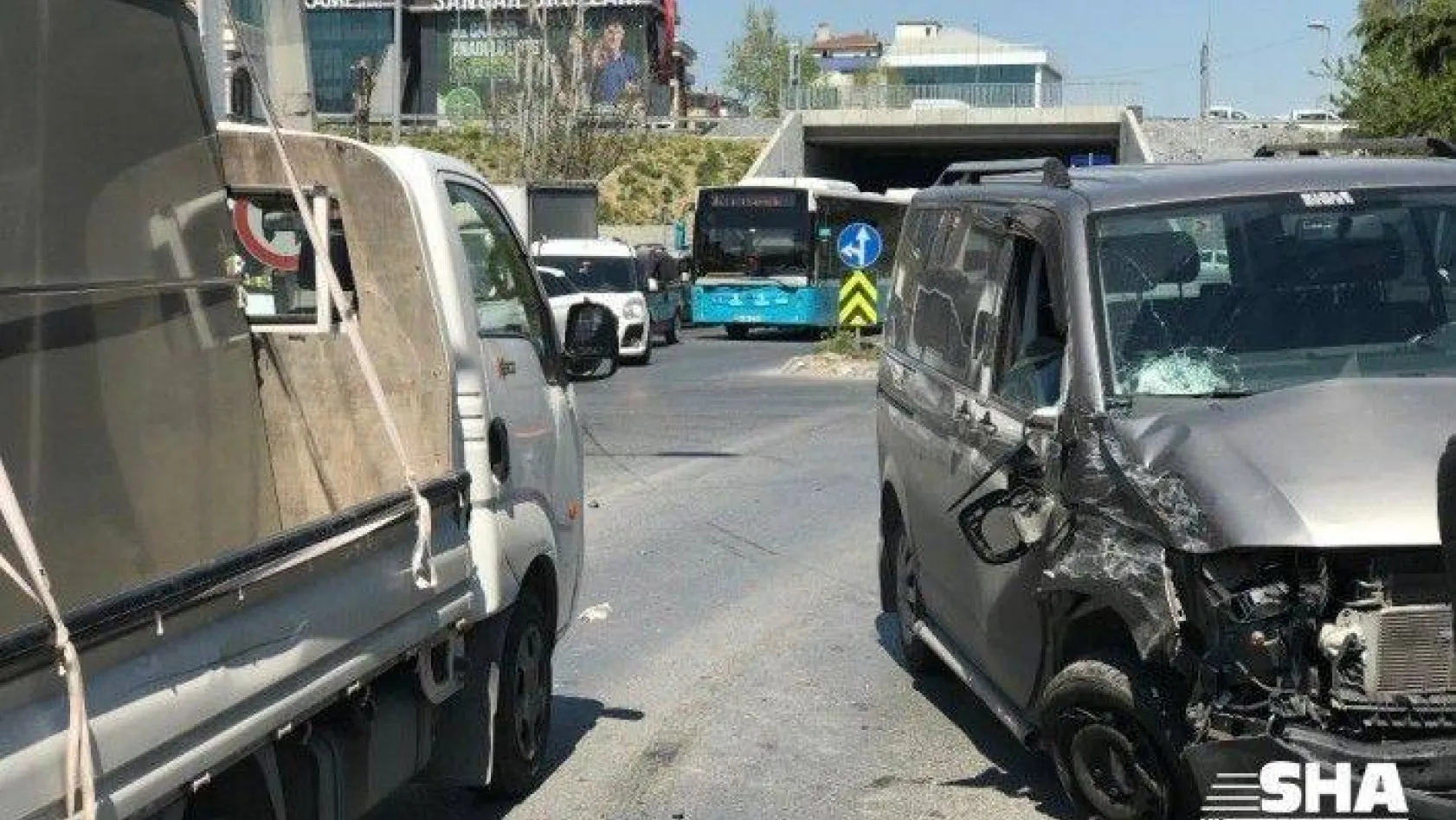 Gaziosmanpaşa'da 3 araç birbirine girdi: 1 yaralı