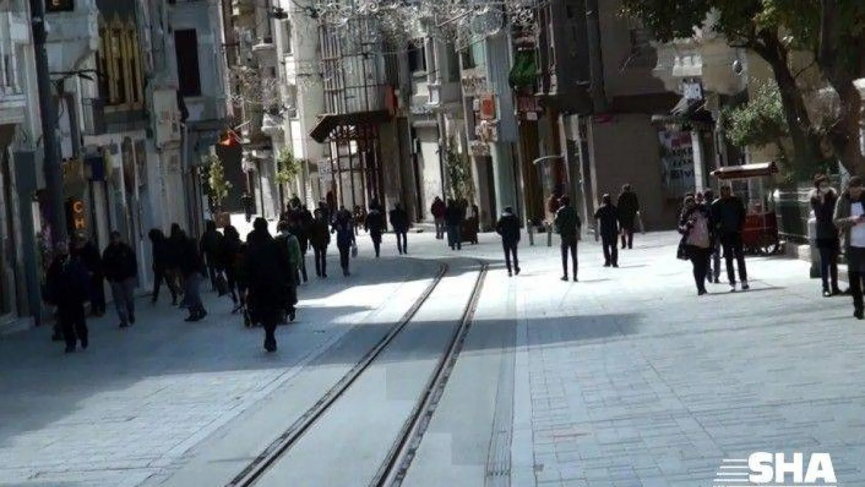 Güneşin kendini göstermesiyle Taksim'de insan hareketliliği yaşandı