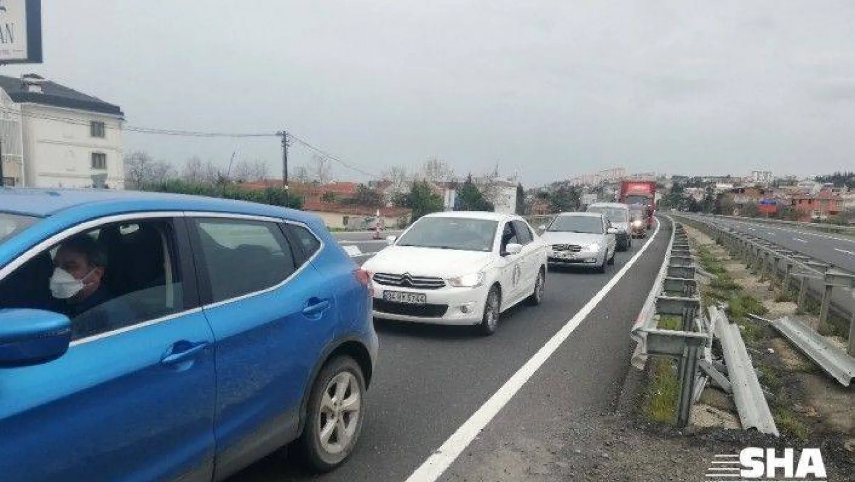 İstanbul'a giriş çıkışlarda uygulama noktalarında araç kuyruğu