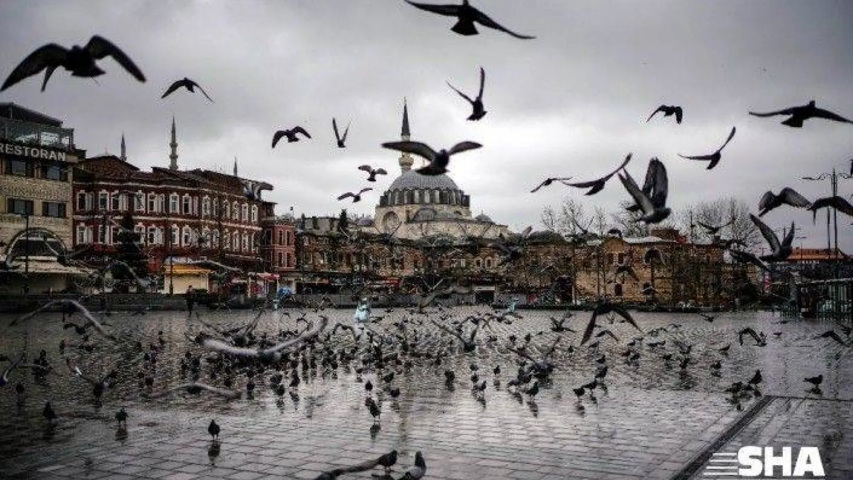 İstanbul'da sokaklar ve caddeler ıssız kaldı