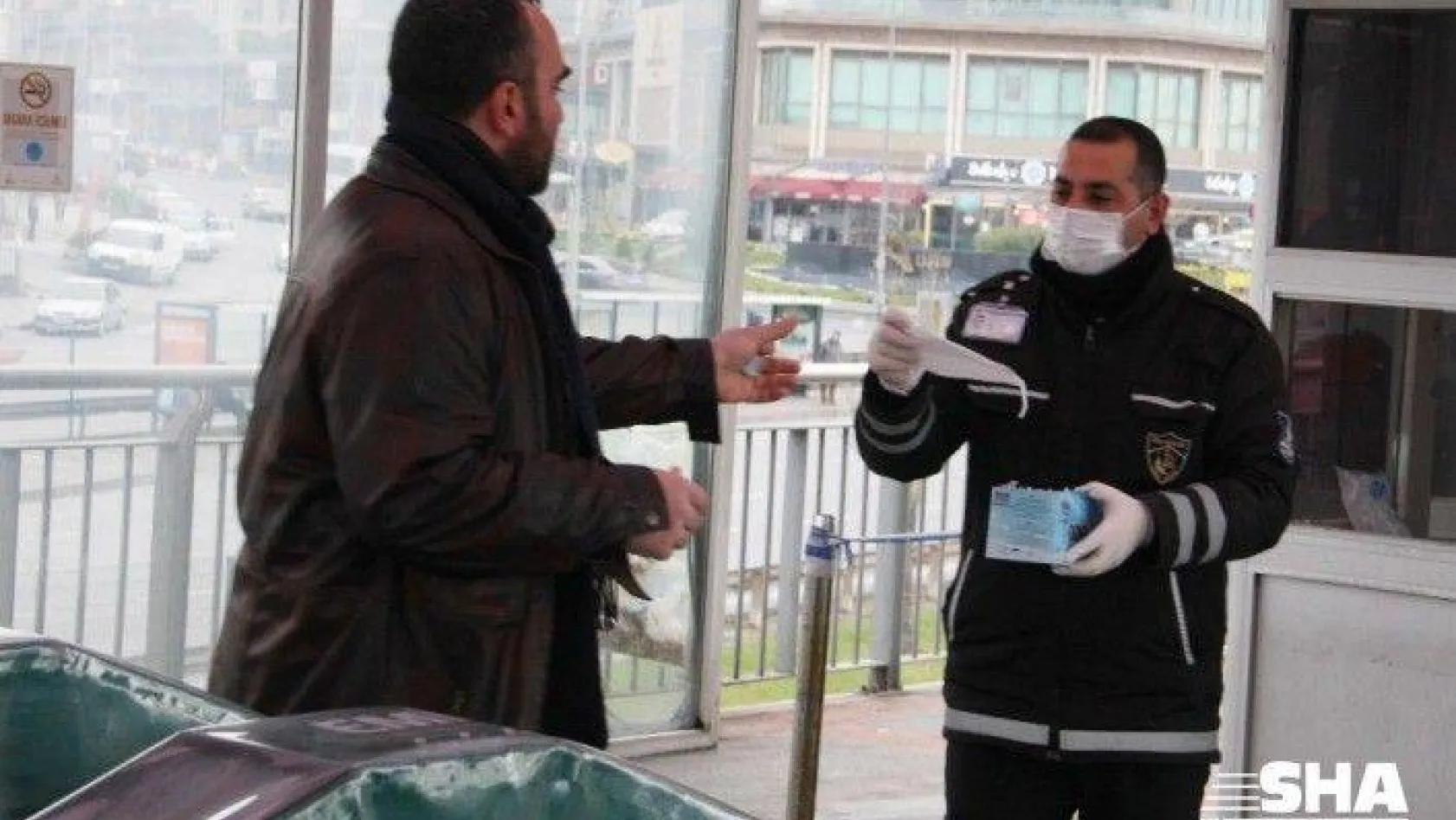 İstanbul'da toplu taşımayı kullananlara maske dağıtılıyor