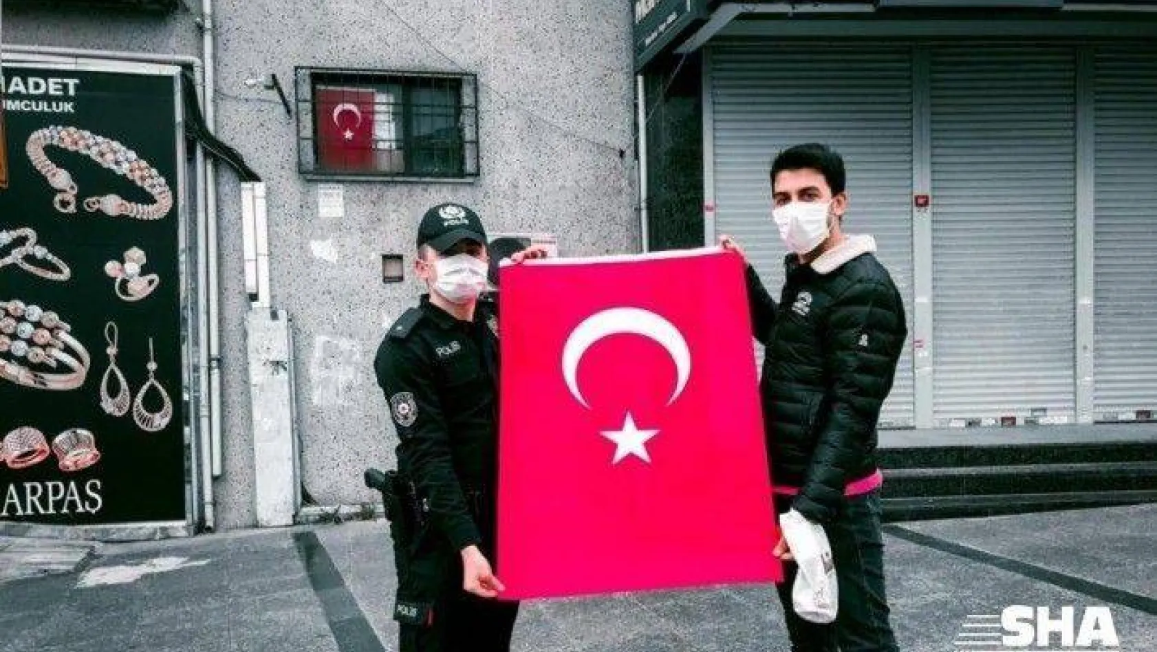 İstanbul'da vatandaşa 100 bin bayrak dağıtıldı