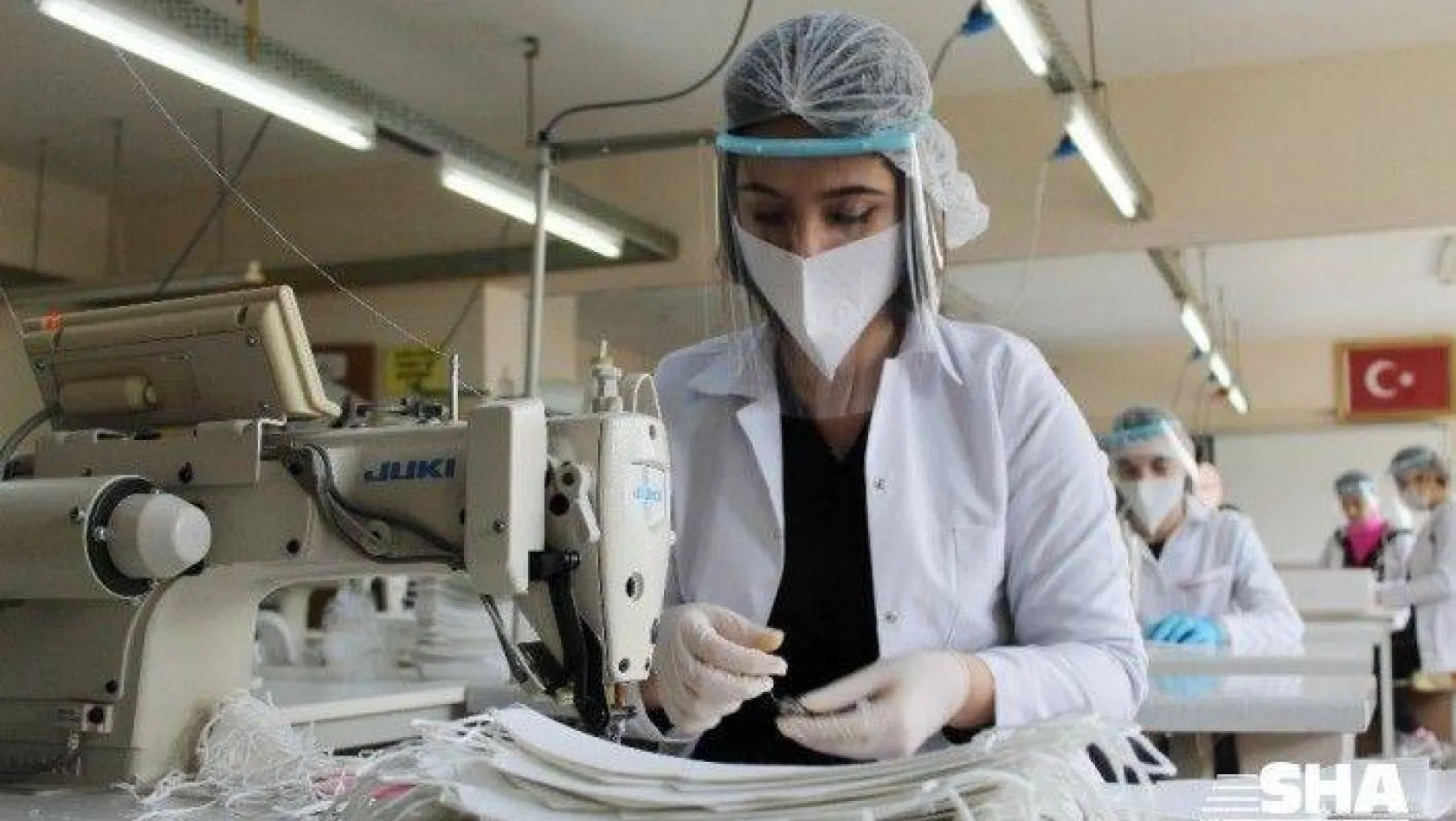 Kağıthaneli öğrenciler günde 10 bin maske üretiyor