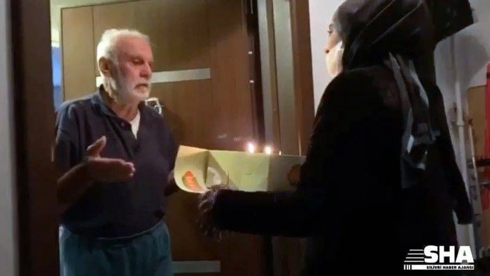 Korona virüs tedbirleri nedeniyle evden çıkamayan yaşlı adama sürpriz doğum günü kutlaması