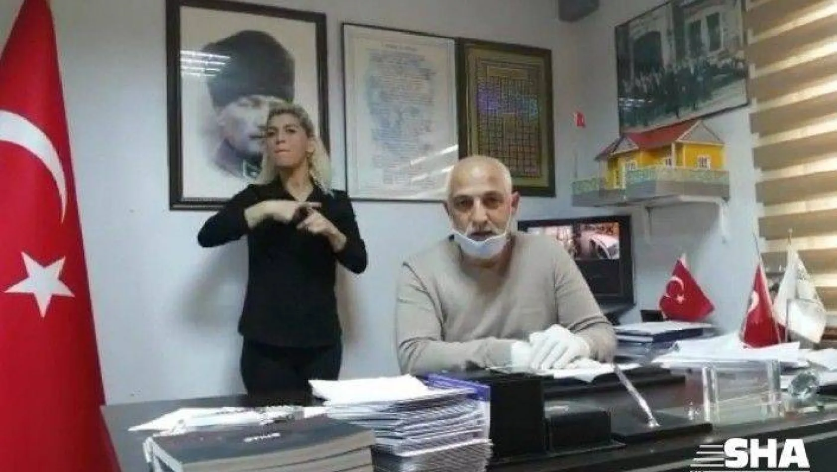 Muhtar, işaret dili tercümanı ile vatandaşları Korona virüse karşı bilgilendiriyor