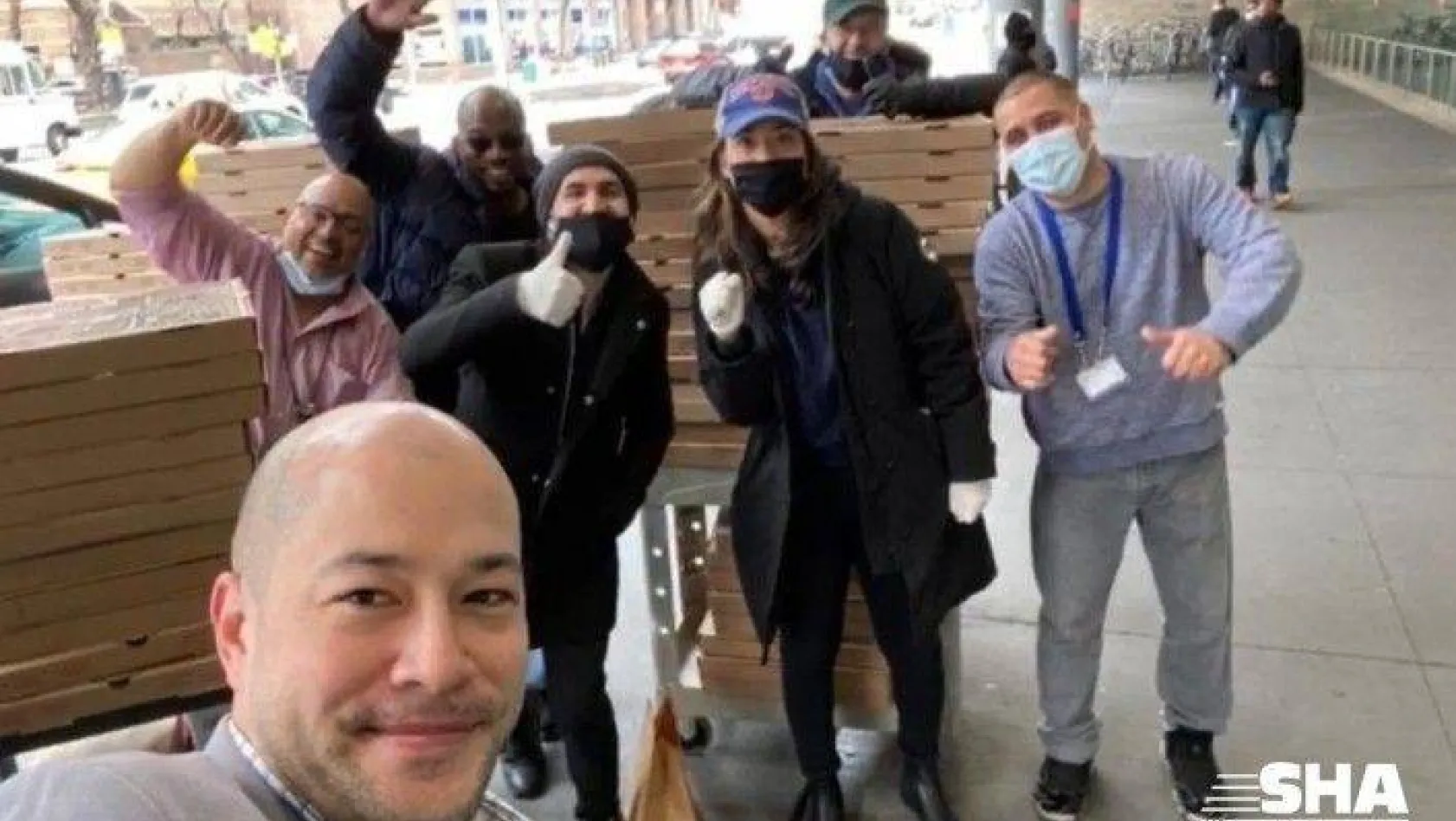 New York'un Türk pizzacısı Hakkı Akdeniz, evsizlere ve Türk öğrencilere pizza ve maske dağıttı