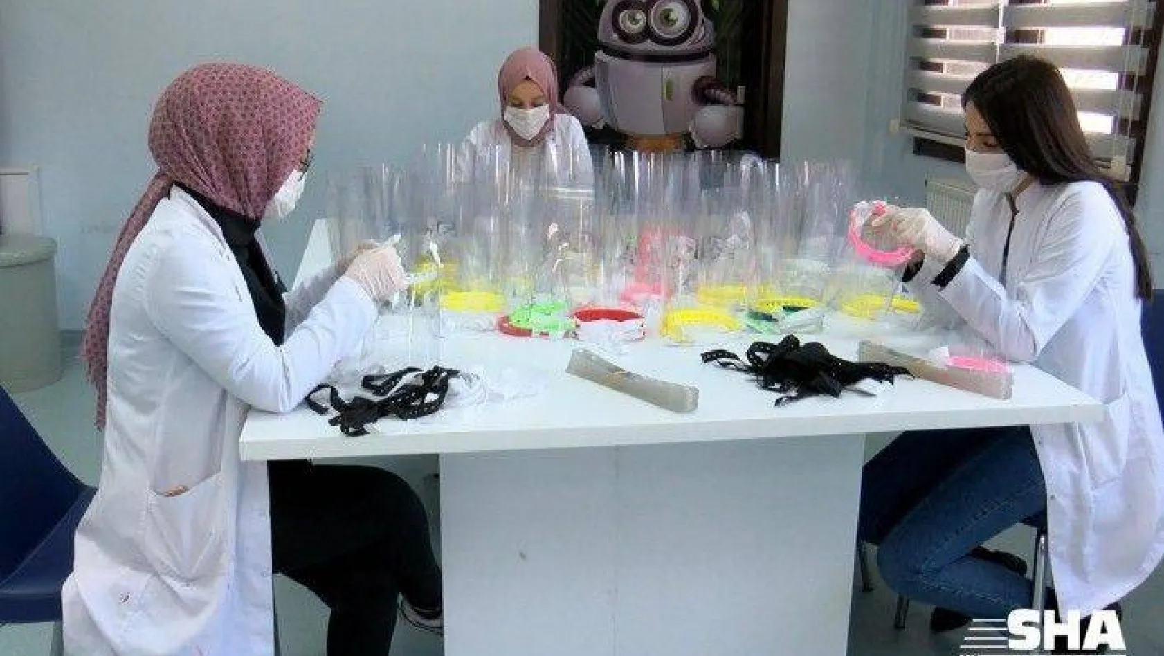 Öğretmenler, sağlık çalışanları için siperli maske üretiyor