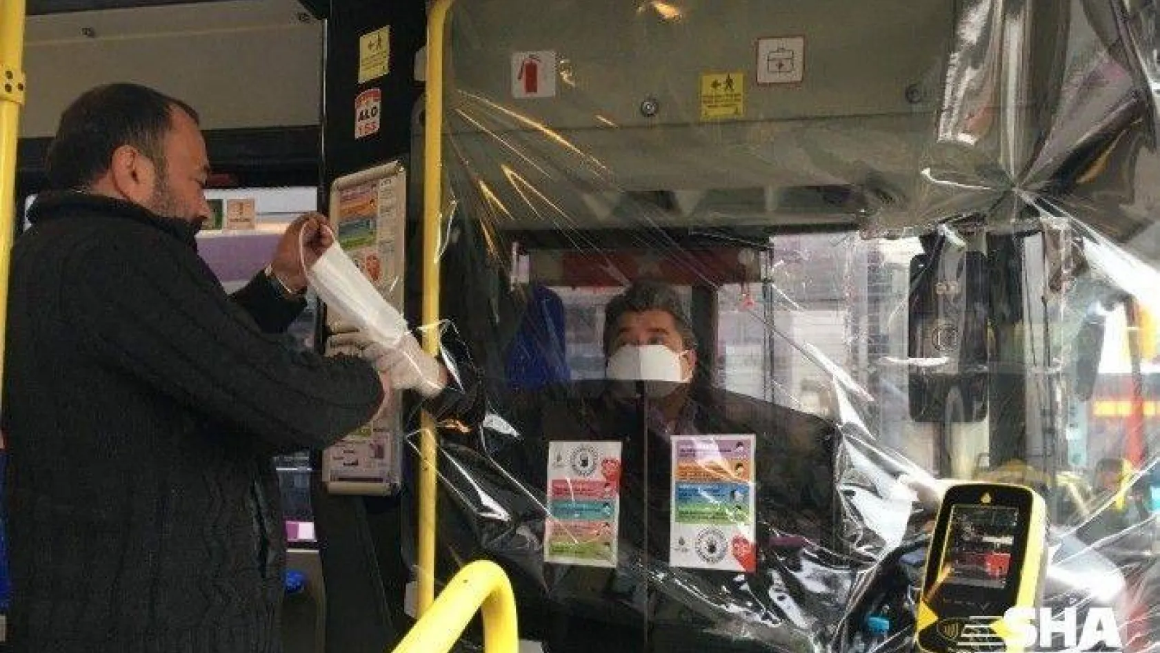 Otobüslere maskesiz binenlere maske dağıtıldı