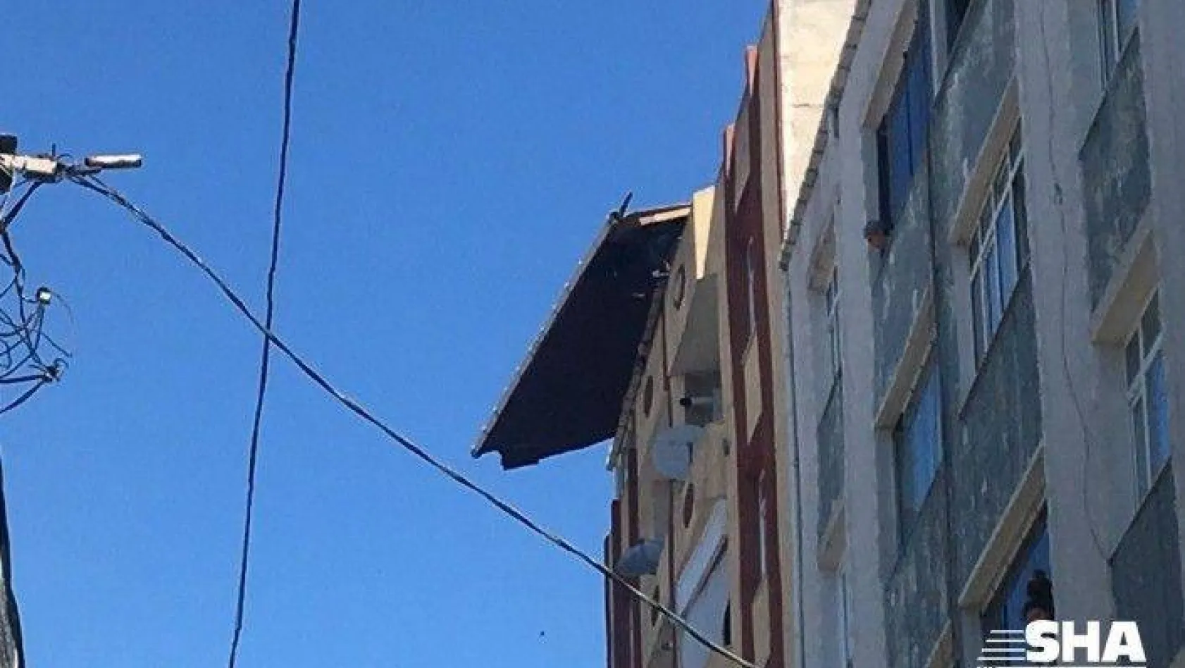 (Özel) Esenler'de şiddetli rüzgar nedeniyle binanın çatısı kaydı