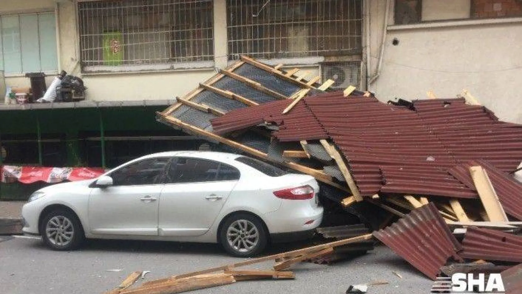 (Özel) Gaziosmanpaşa'da şiddetli rüzgar çatı uçurdu
