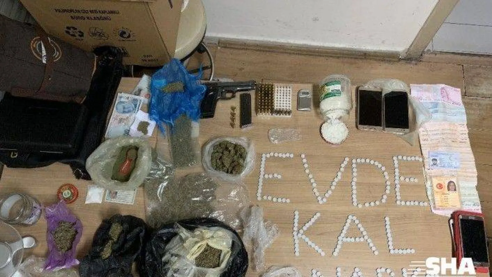(Özel) İstanbul'da torbacıların zula evindeki masalı sistemden uyuşturucu fışkırdı