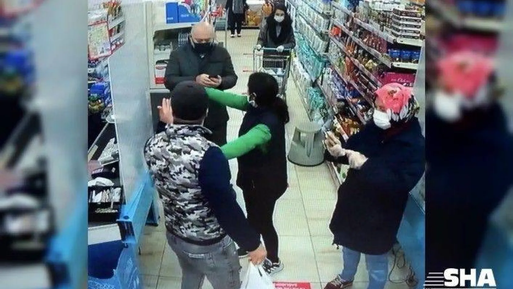 (ÖZEL) Maskesiz alışveriş yapmak isteyen kişi vatandaşlarla tartıştı