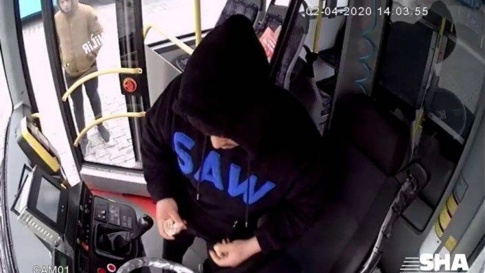 (ÖZEL) Park halindeki otobüse giren hırsızlık kamerada