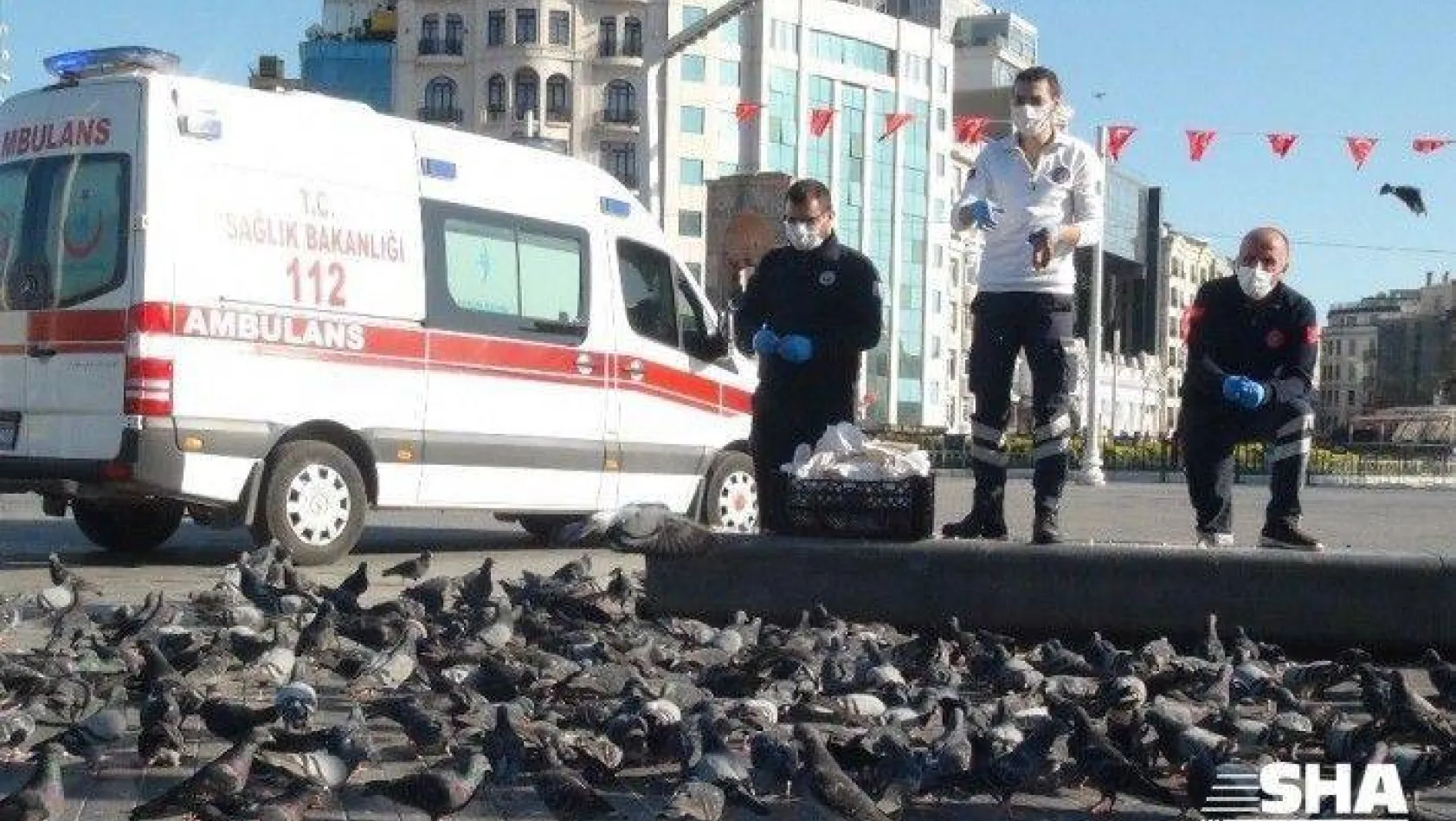 (Özel) Sağlık çalışanları Taksim'deki kuşları besledi