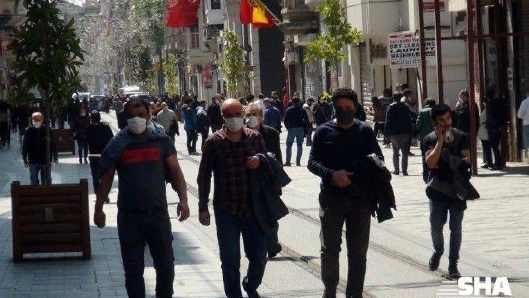 (Özel) Taksim'de yunuslar maskesiz dolaşanlara göz açtırmıyor