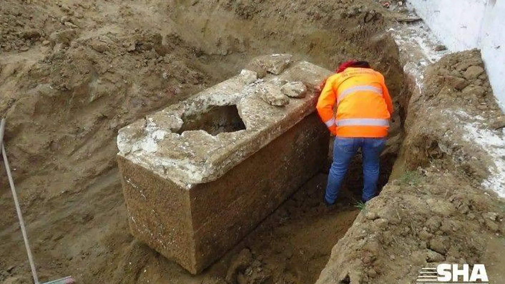 Silivri'de boş arazide lahit mezar bulundu