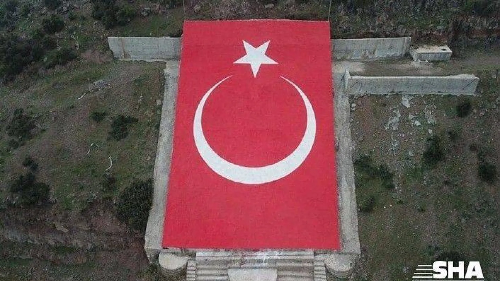 Terörist başının resminin yerine Şanlı Türk Bayrağı