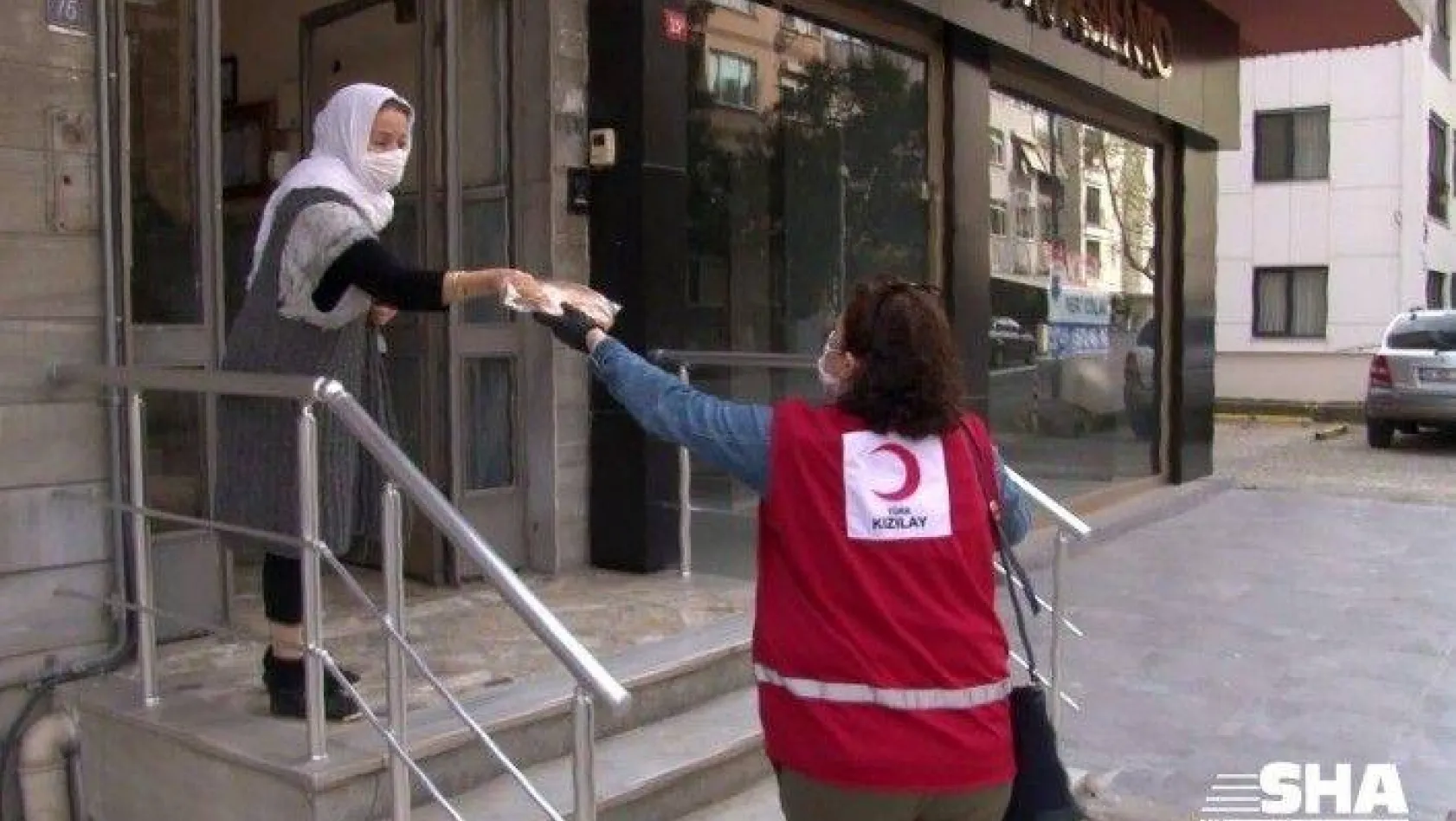Türk Kızılay Kadıköy'de ramazan pidesi dağıttı