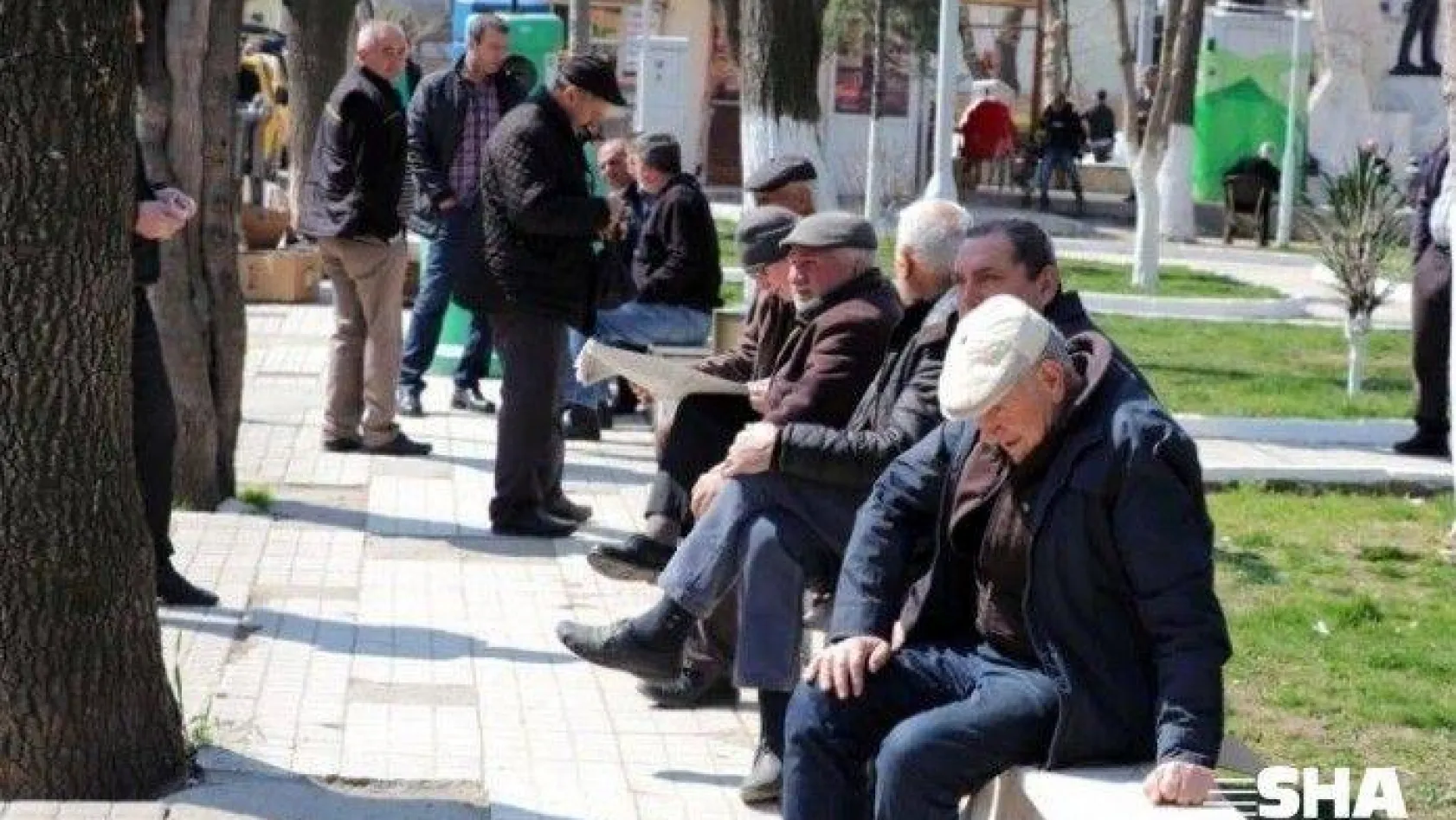 65 yaş üzeri vatandaşların sokağa çıkma saati değişti