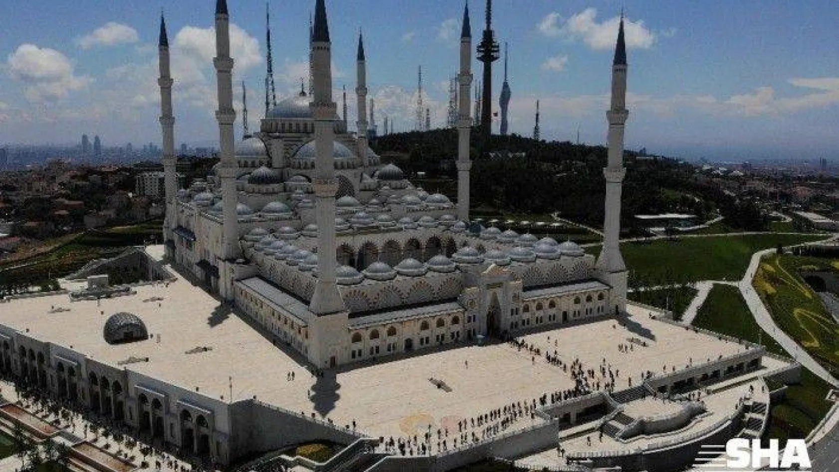 Büyük Çamlıca Camisi'nde oluşan kilometrelerce kuyruk havadan görüntülendi