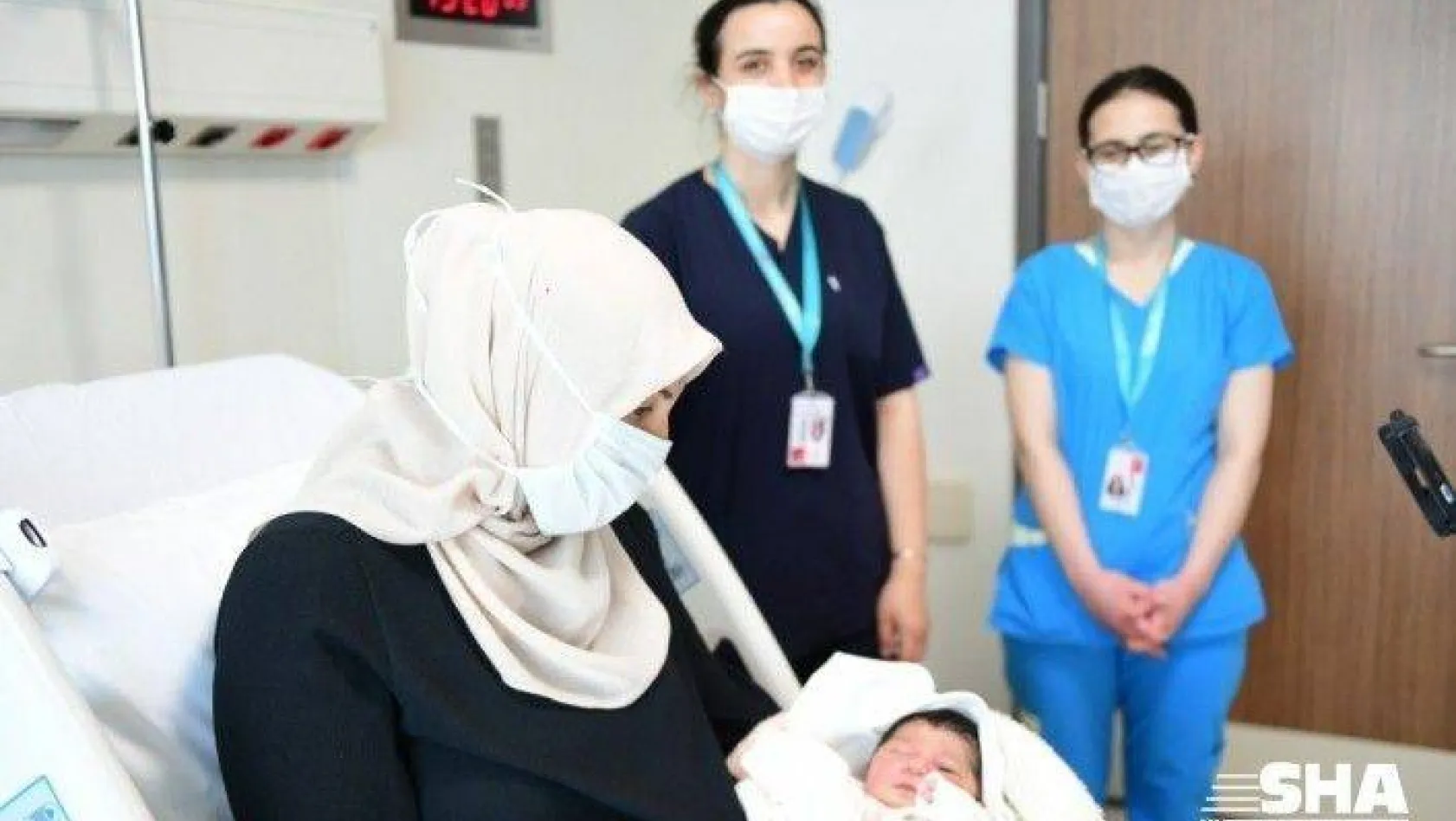 Çam ve Sakura Şehir Hastanesi'nin ilk bebeği 'Defne Sakura' dünyaya geldi