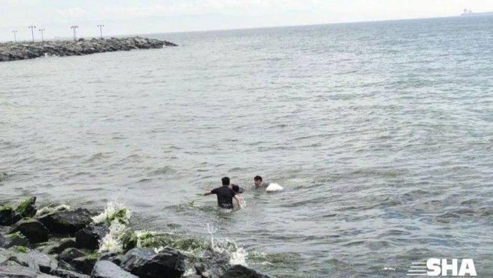 Denize atlayarak intihar girişiminde bulunan kadını polisler kurtardı