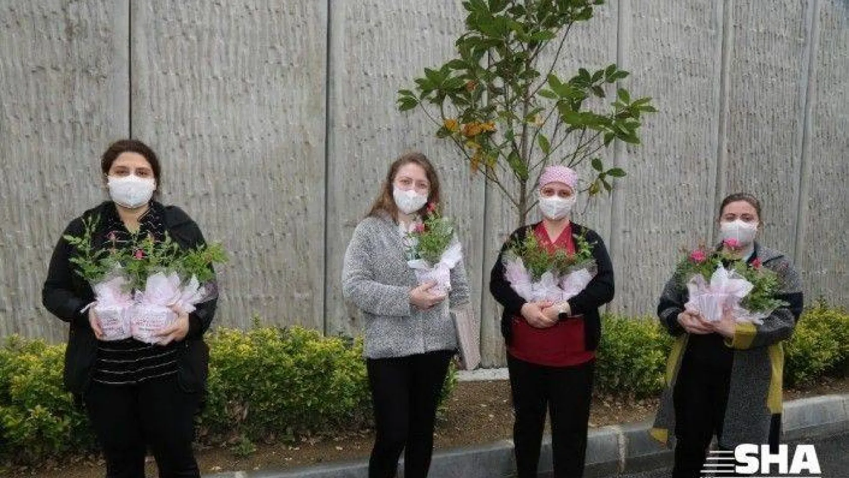 Eyüpsultan'da sağlık çalışanı annelere sürpriz &quotAnneler Günü" kutlaması