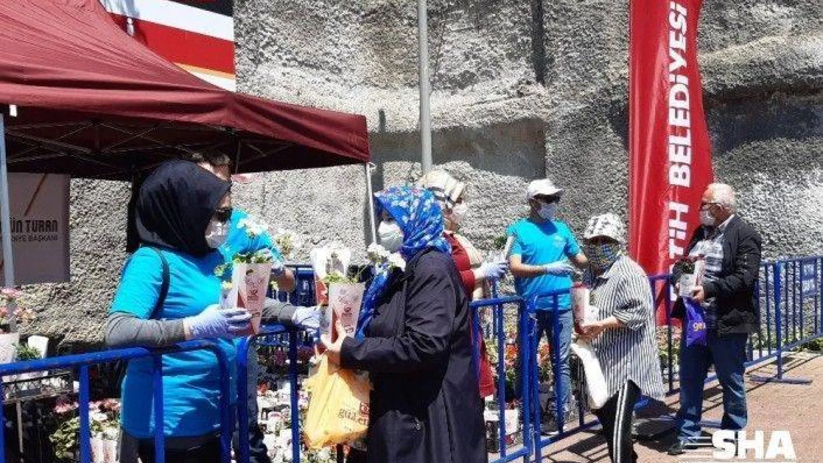 Fatih'te 65 yaş üstü vatandaşlara bayram kutlaması