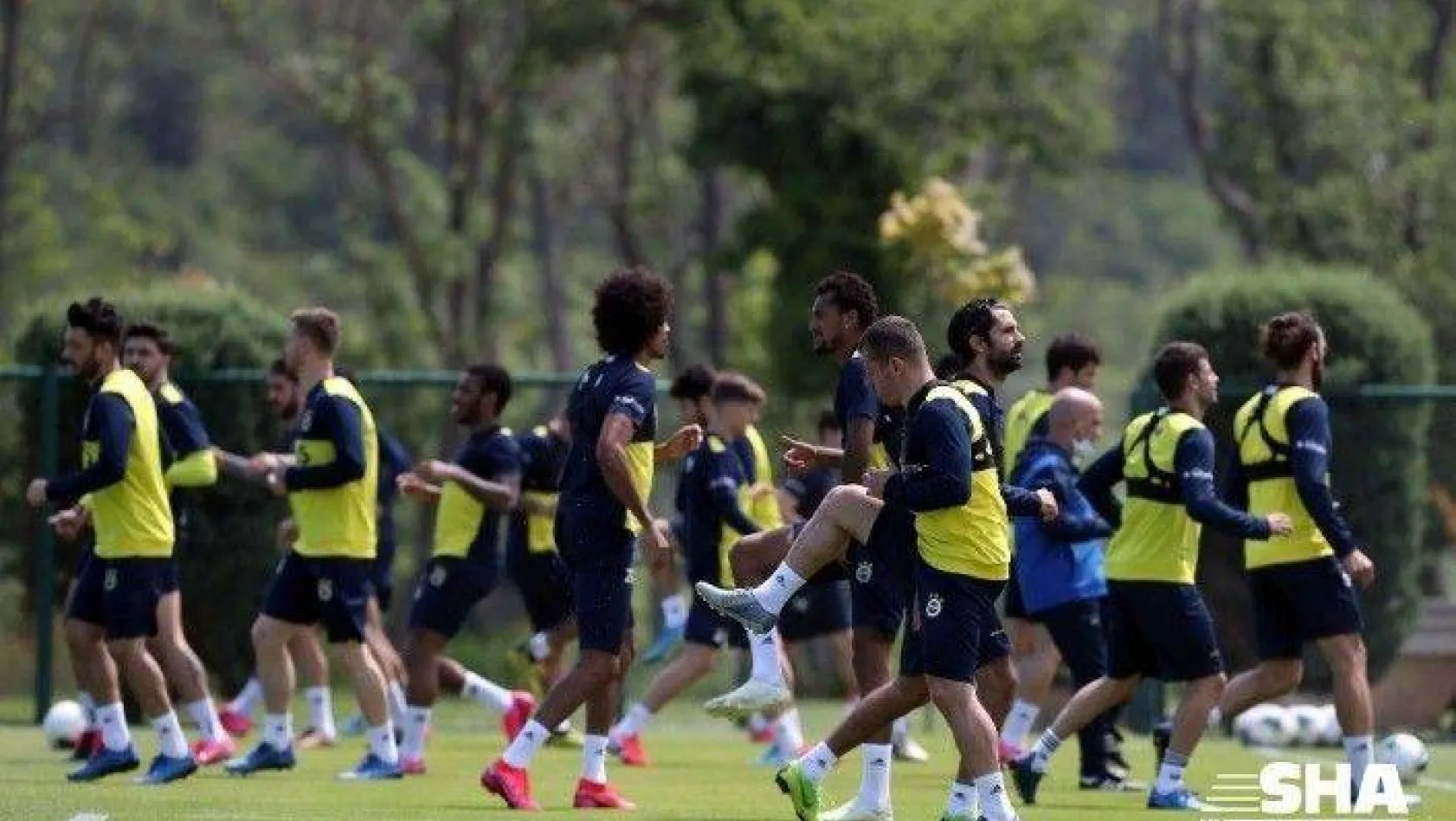 Fenerbahçe, Riva'da kampa girdi