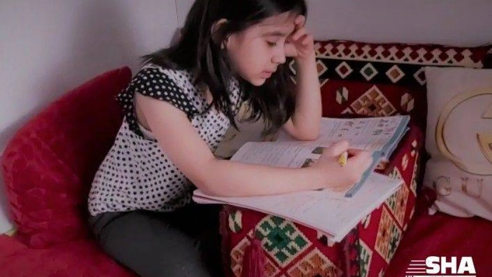 Göçmen Afgan çocuk Asinat'ın eğitim endişesi