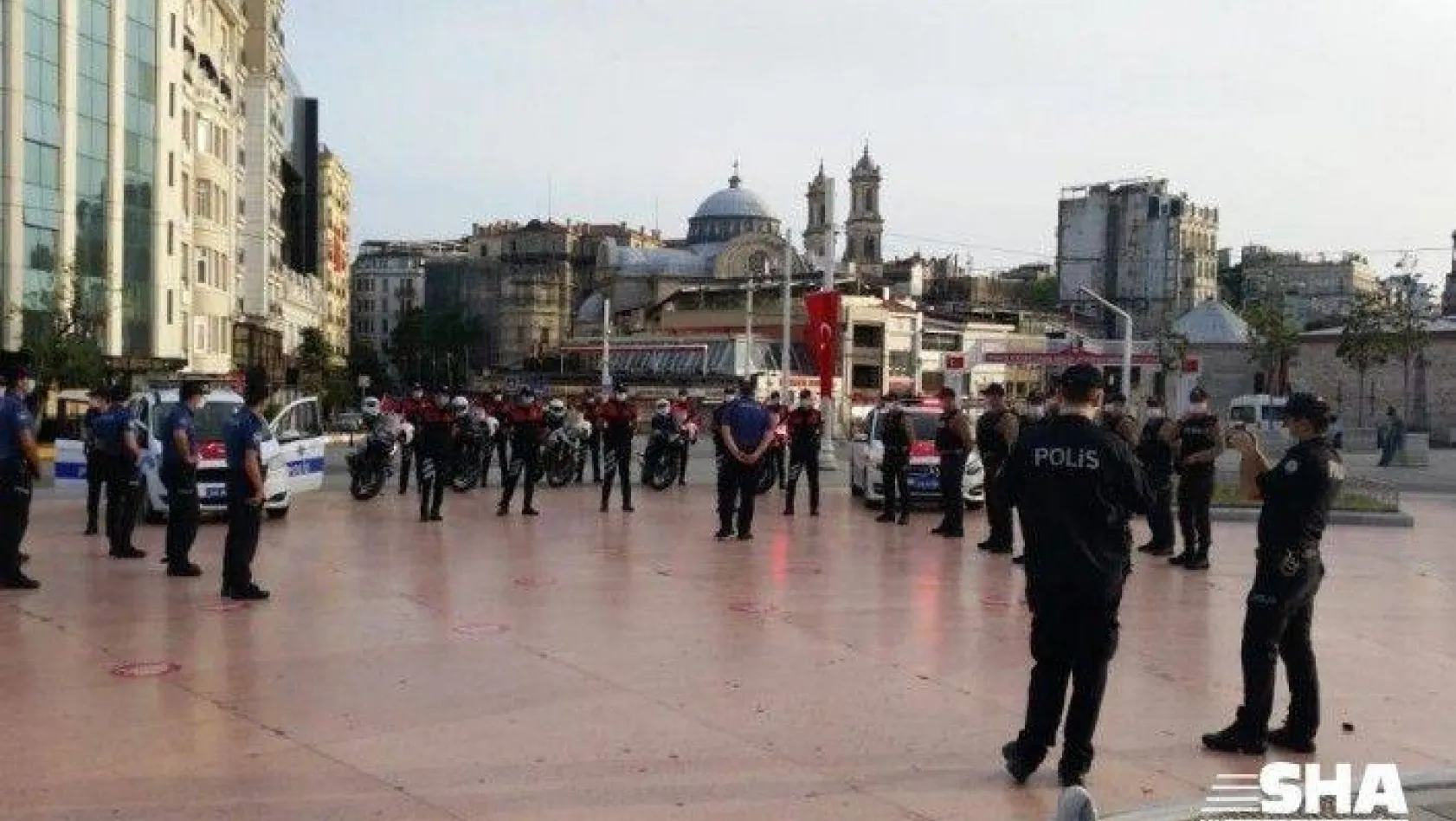 İstanbul polisi Taksim Meydanı'nda 19.19'da İstiklal Marşı'nı okudu