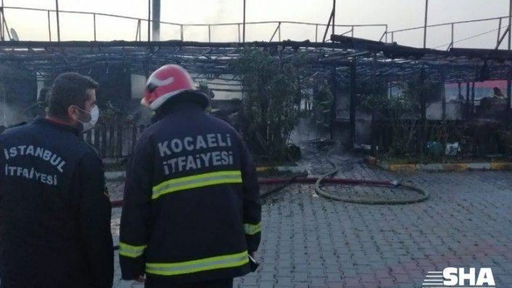 İstanbul ve Kocaeli'nin sınır noktasında çıkan yangında lokanta kullanılamaz hale geldi