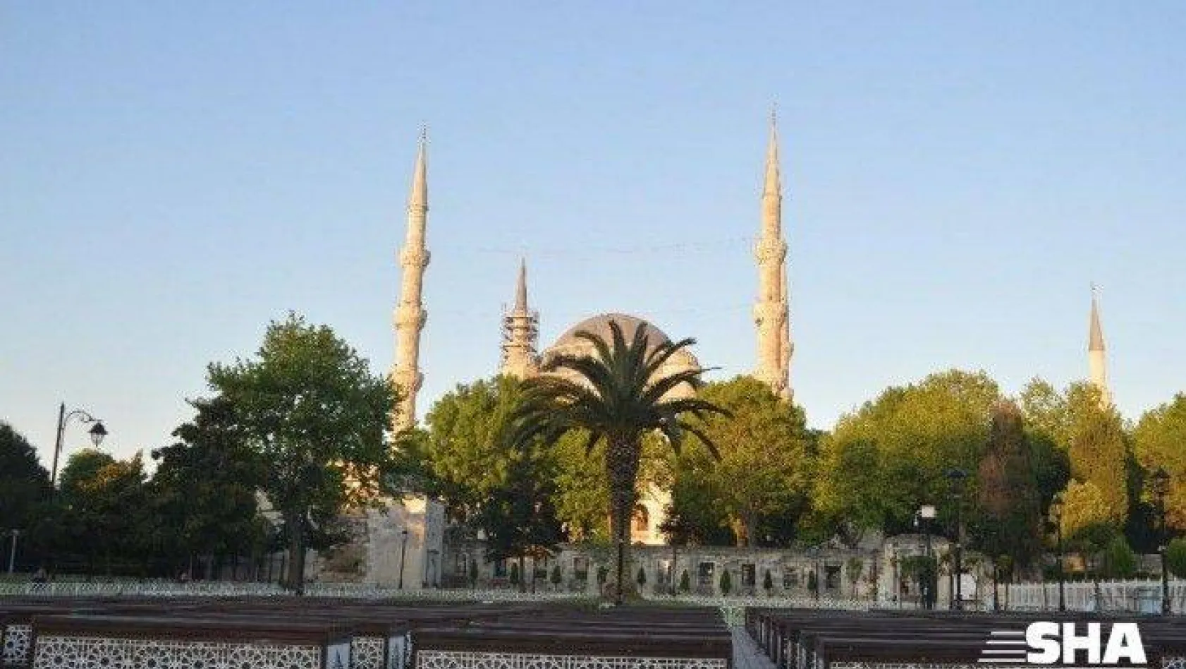 İstanbul'da bayram sabahı dolup, taşan camiiler ve meydanlar boş kaldı