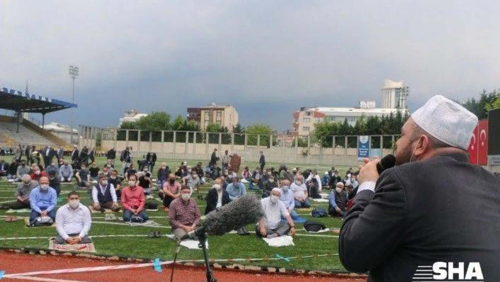 İstanbul'da dev stadyumda günler sonra ilk cuma namazı